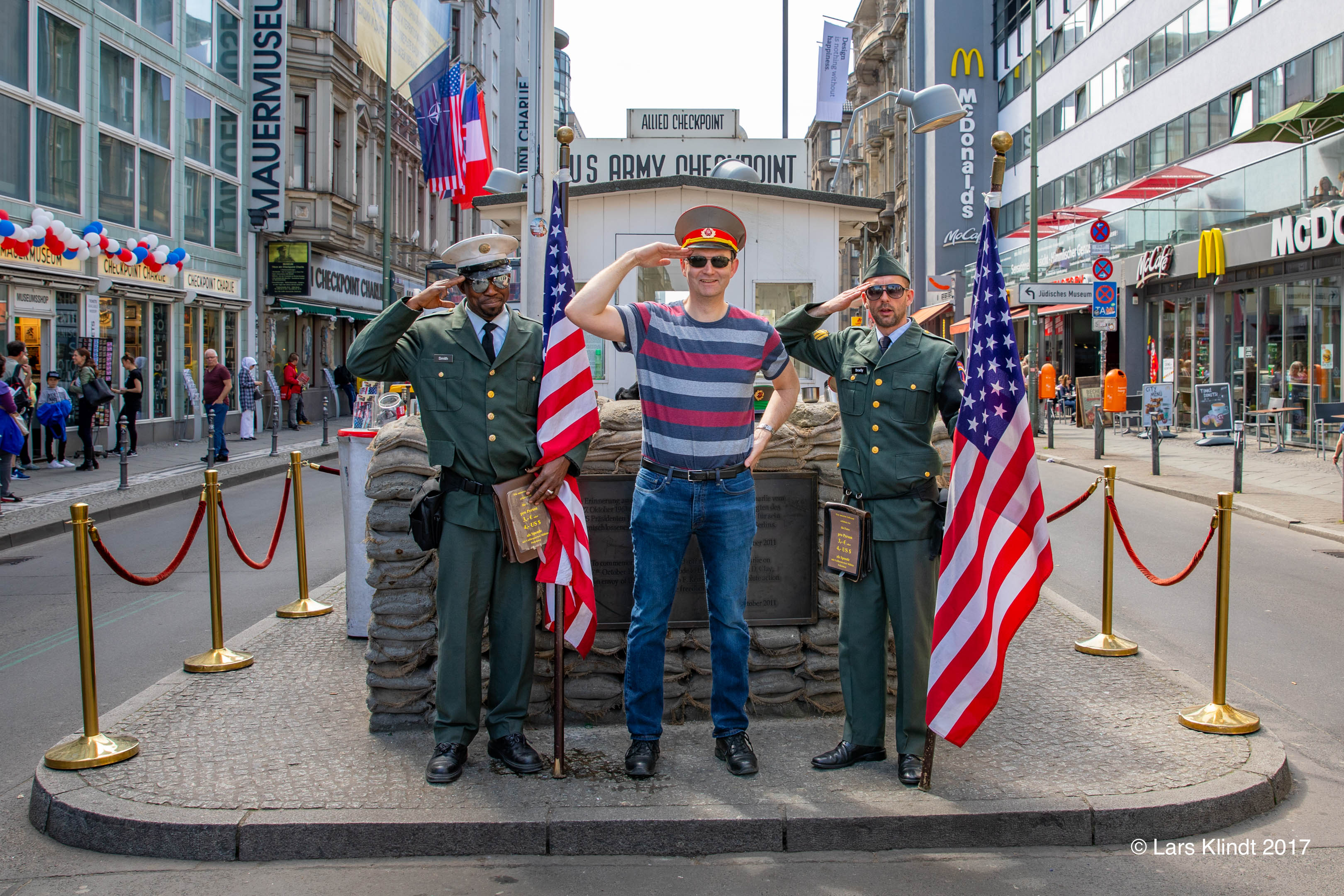 Lars ved Checkpoint Charlie i Berlin